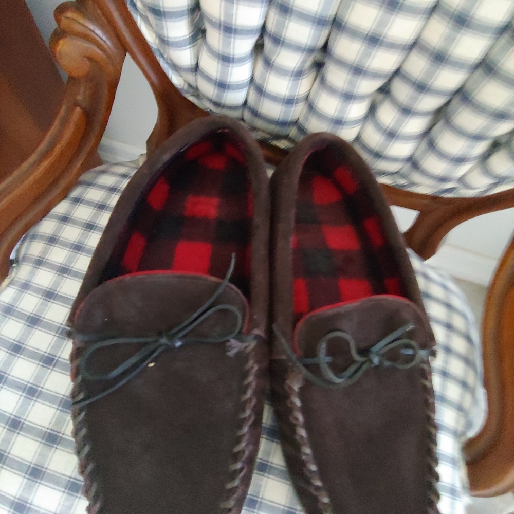 Tamarac comfort slippers lots of padding on the ball of the foot suede uppers